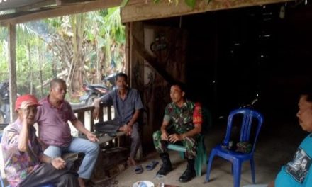 Merajut Kemanunggalan di Akar Rumput: Babinsa Koramil 03/Pauh Perkuat Komsos dengan Warga Lubuk Jering