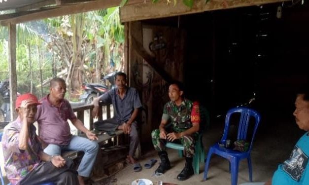 Merajut Kemanunggalan di Akar Rumput: Babinsa Koramil 03/Pauh Perkuat Komsos dengan Warga Lubuk Jering