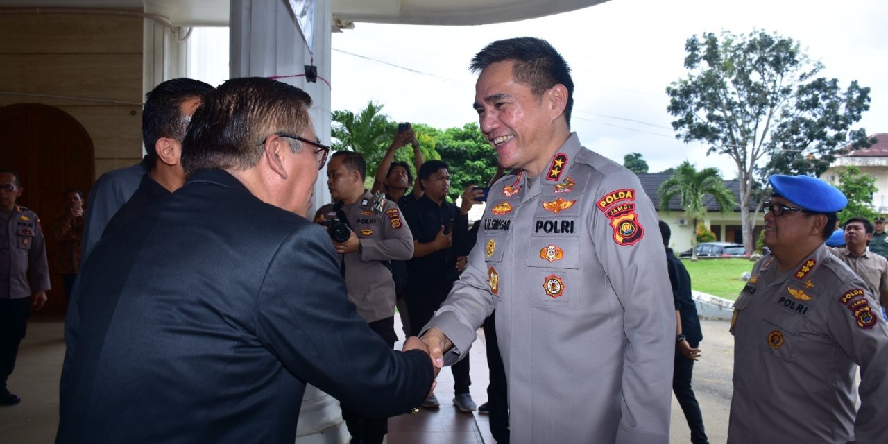 Kapolda Jambi Jalin Silaturahmi ke Gereja HKBP Kota Baru, Tegaskan Komitmen Jaga Kamtibmas