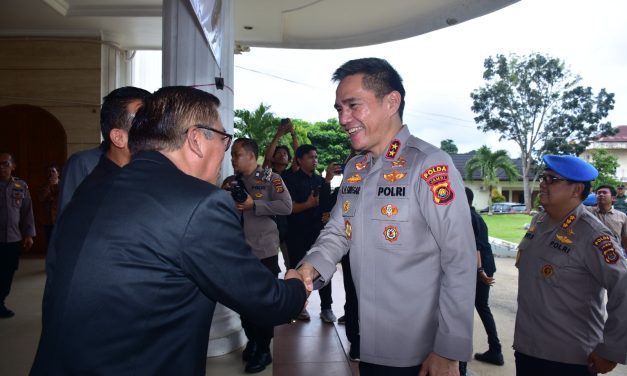 Kapolda Jambi Jalin Silaturahmi ke Gereja HKBP Kota Baru, Tegaskan Komitmen Jaga Kamtibmas