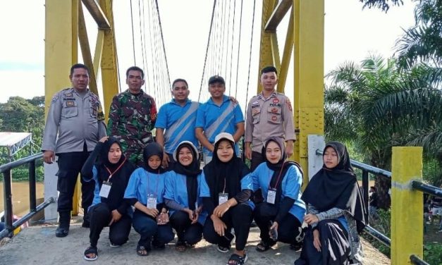 Jalin Silaturahmi, Babinsa Dan Bhabinkamtibmas Komsos Dengan Pemuda Pemudi