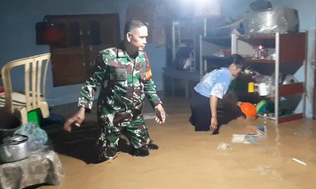Personel Koramil 420-07/Sei Manau Sigap Bantu Warga Terdampak Banjir di Merangin