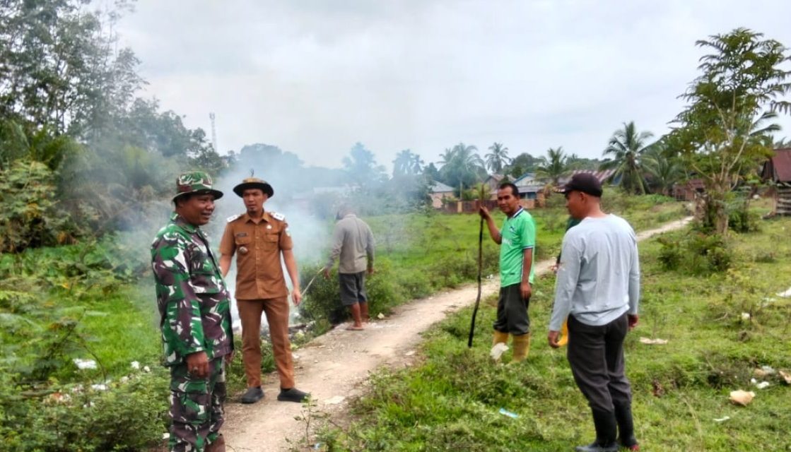 Melalui Komsos dan Gotong Royong, Babinsa Ajak Warga Untuk Pembersihan Lingkungan