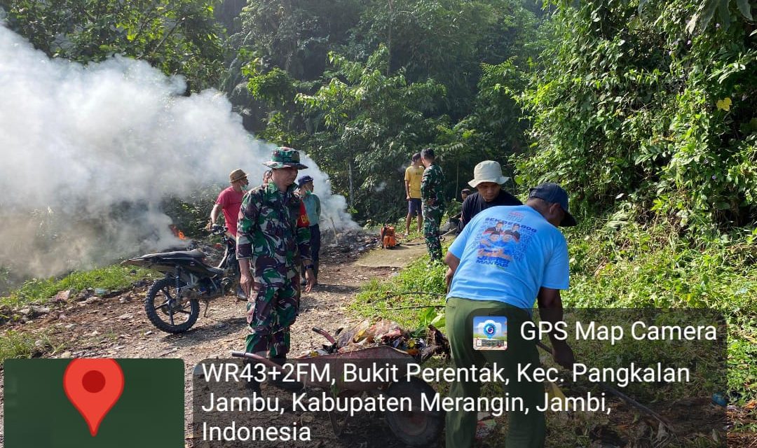 Babinsa dan Warga Bukit Perentak Gotong Royong Bersihkan Lingkungan