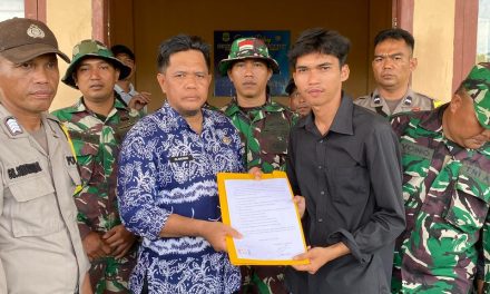 Warga Sadu Demo di Kantor Camat, Tuntut Perbaikan Jalan Rusak Bertahun-tahun