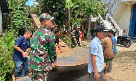 Jembatan Rusak, TNI dan Warga Bersatu, Perbaiki Jembatan Gantung di Desa Limbur Merangin