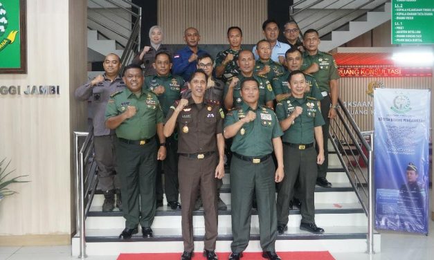 Danrem 042/Gapu Hadiri Penyerahan Surat Perintah dan Penandatanganan Berita Acara Pengamanan Kejaksaan se-Wilayah Hukum Kejati Jambi