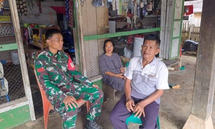 Pererat Hubungan dengan Warga, Babinsa Praka Alfin Irvan Laksanakan Komsos di Desa Batu Empang