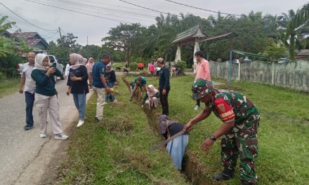 Babinsa Lakukan Komsos Dengan Gotong Royong Bersama Warga Di Wilayah Binaan