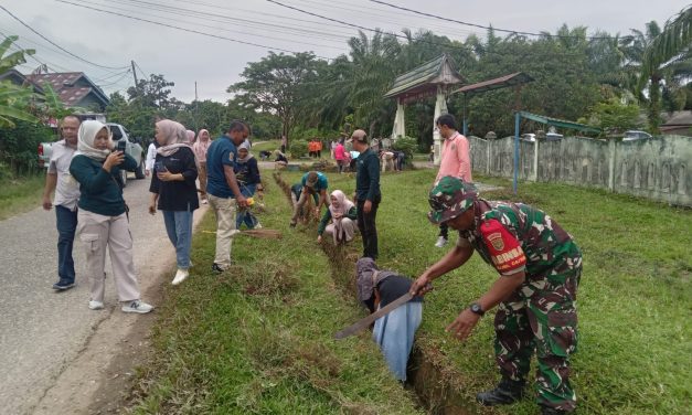 Babinsa Lakukan Komsos Dengan Gotong Royong Bersama Warga Di Wilayah Binaan