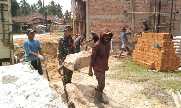 Tingkatkan Kebersamaan, Babinsa Koramil 420-08/Tabir Gelar Gotong Royong di Sungai Sahut