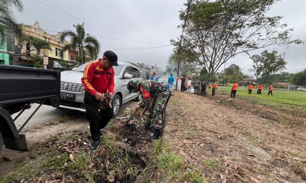 Babinsa Bersama Warga Gotong Royong Bersihkan Lingkungan