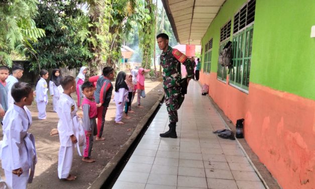 Tanamkan Disiplin Sejak Dini, Babinsa Sertu Kuswanto Latih Karate di SDN 52 Sido Lego