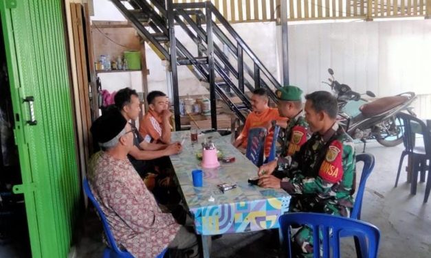 Pererat Silaturahmi, Babinsa Batang Asai Aktif Jalin Komsos dengan Warga