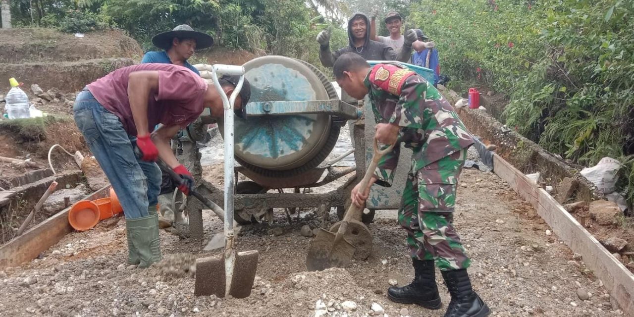 Kompak Gotong Royong Cor Jalan Demi Akses Lebih Baik