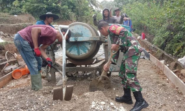 Kompak Gotong Royong Cor Jalan Demi Akses Lebih Baik