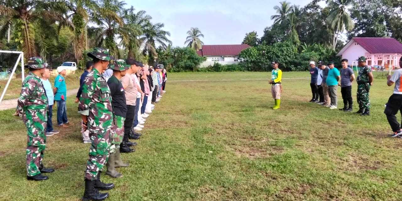 Jumat Bersih, Koramil-04/Sarolangun Bersama Forkopimcam Sarolangun Giat Karya Bhakti Bersihkan Lapangan Sepak Bola