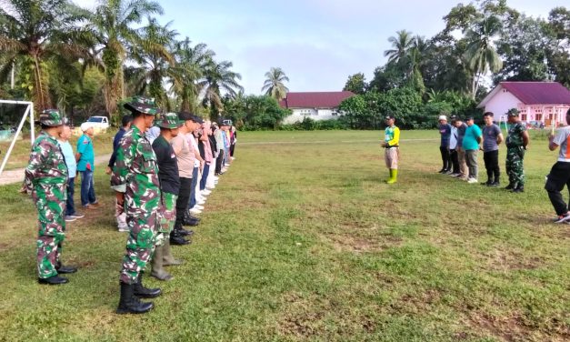 Jumat Bersih, Koramil-04/Sarolangun Bersama Forkopimcam Sarolangun Giat Karya Bhakti Bersihkan Lapangan Sepak Bola