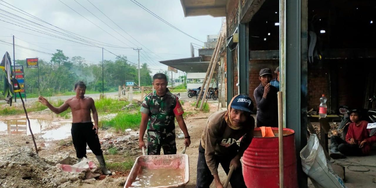 Gotong Royong Tunjukan Kebersamaan Dalam Membantu Bangun Rumah Warga