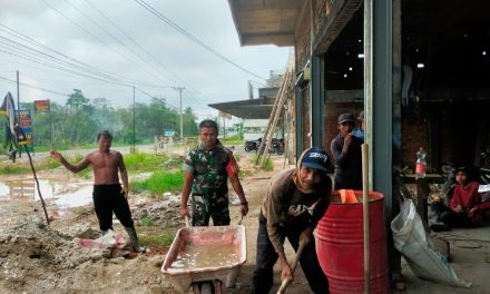 Gotong Royong Tunjukan Kebersamaan Dalam Membantu Bangun Rumah Warga