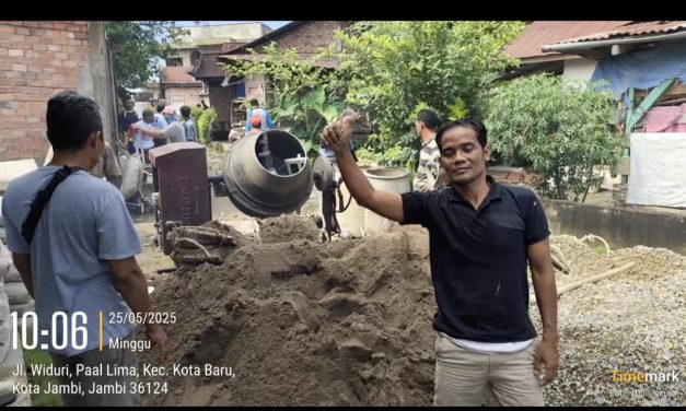 Warga RT 58 Jelutung Kompak Bangun Jalan Lorong Lewat Gotong Royong