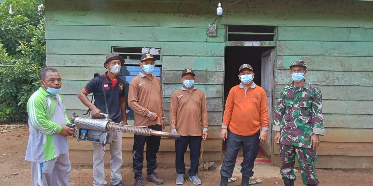 Babinsa Dampingin Pemerintah Desa Lakukan Fogging Cegah Dbd