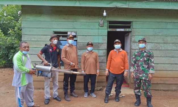 Babinsa Dampingin Pemerintah Desa Lakukan Fogging Cegah Dbd