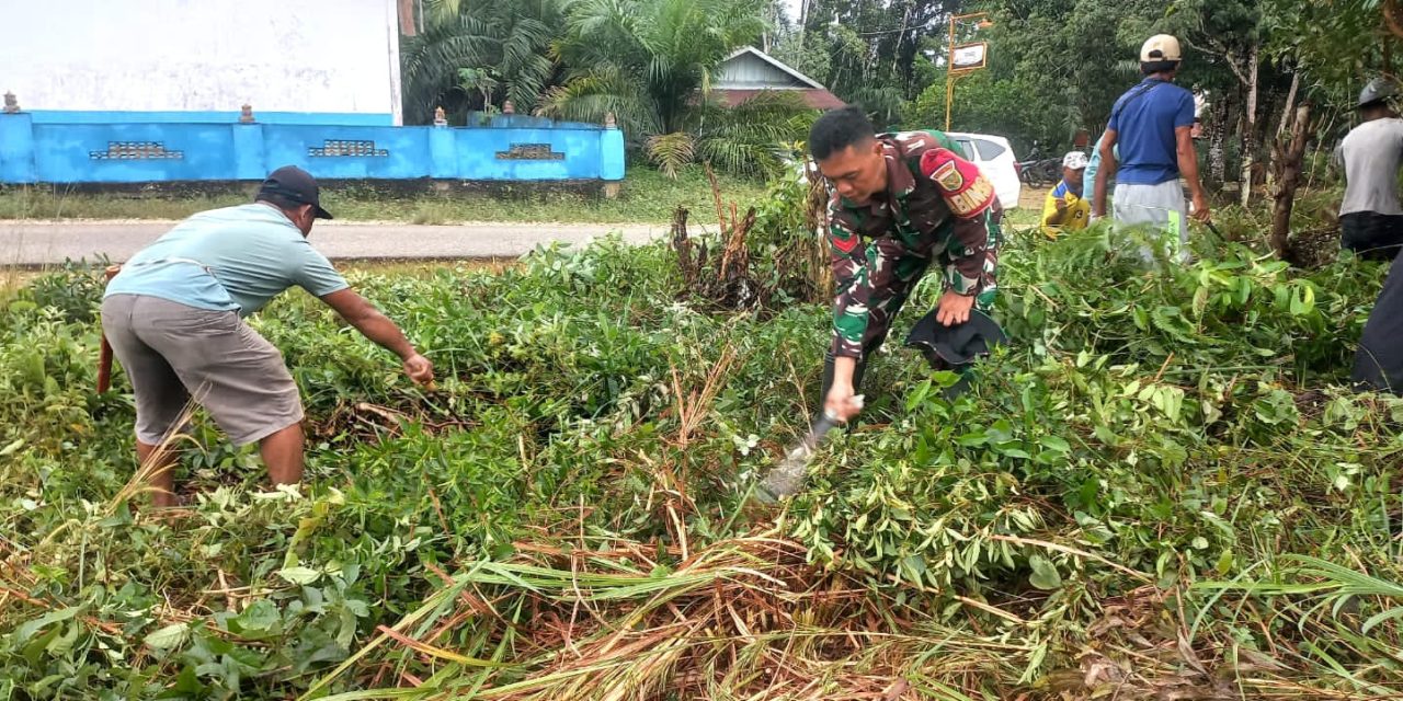 Perkuat Kemanunggalan, Babinsa Kopda Raden Giat Gotong Royong Bersama Warga di Sarolangun