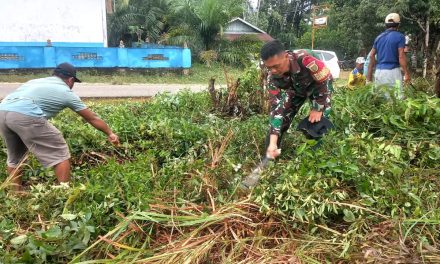 Perkuat Kemanunggalan, Babinsa Kopda Raden Giat Gotong Royong Bersama Warga di Sarolangun