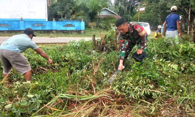 Perkuat Kemanunggalan, Babinsa Kopda Raden Giat Gotong Royong Bersama Warga di Sarolangun