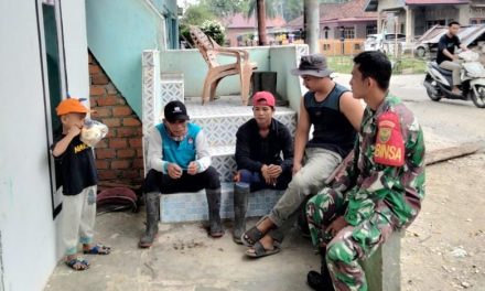 Bincang Santai Jaga Hubungan Baik, Babinsa Melaksanakan Komsos dengan Warga Binaan