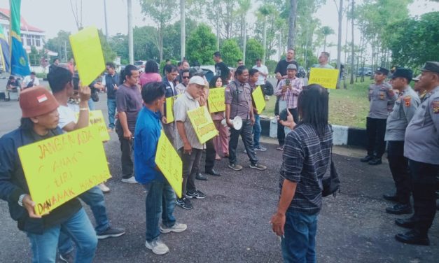 Ratusan Awak Media Geruduk Kantor Bupati Minta Sekda Tebo Sindi Minta Maaf dan Copot