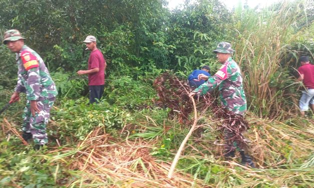 Gotong Royong Bersama Babinsa Koramil 02/M.Limun dan Warga