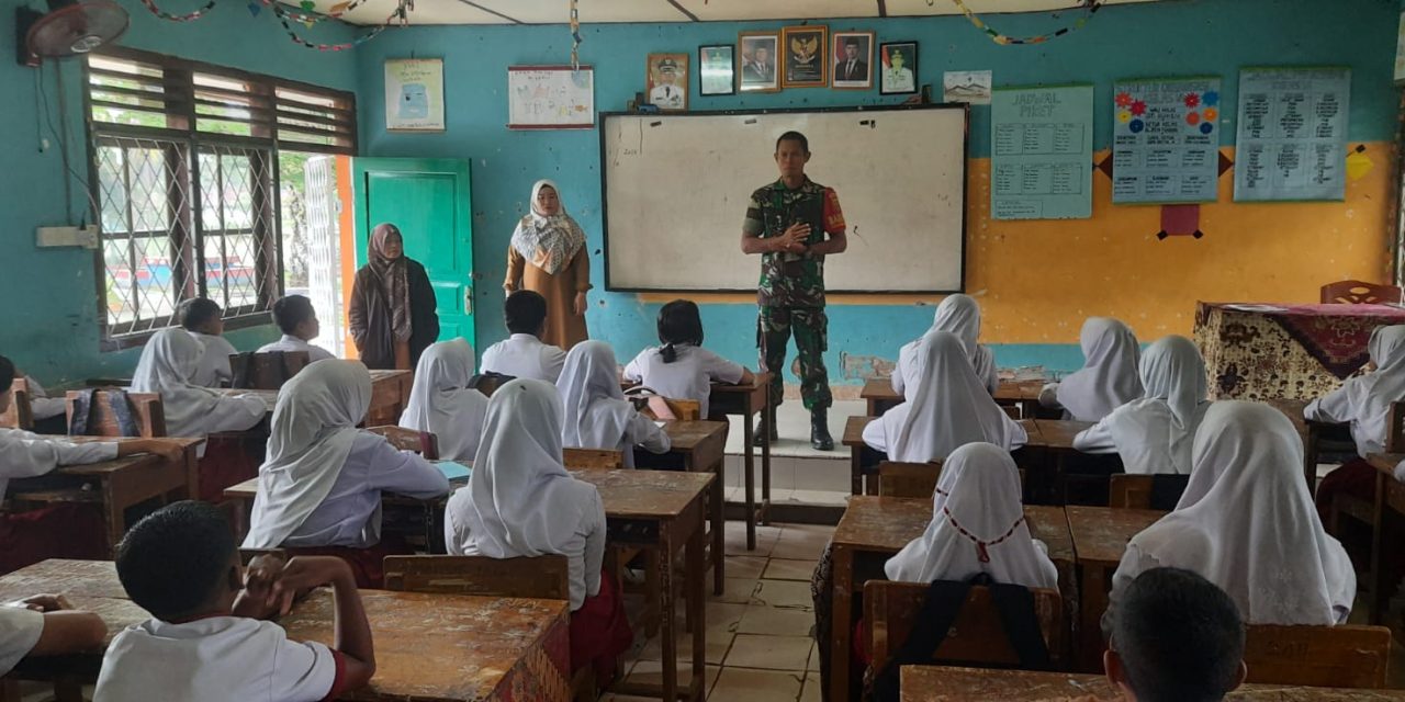 Babinsa Koramil 420-08/Tabir Bantu Renovasi Rumah Warga di Desa Rantau Ngarau