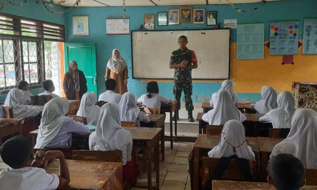 Babinsa Koramil 420-08/Tabir Bantu Renovasi Rumah Warga di Desa Rantau Ngarau