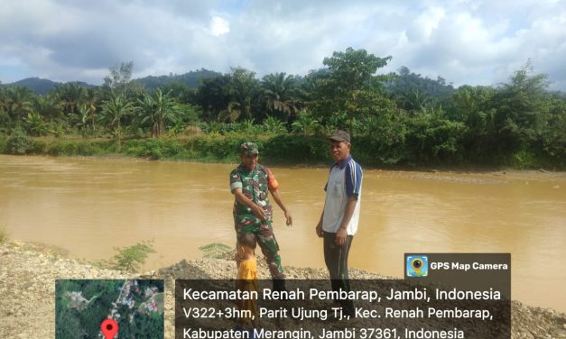Bersama Masyarakat Desa,Babinsa Cek Debit Air Sungai