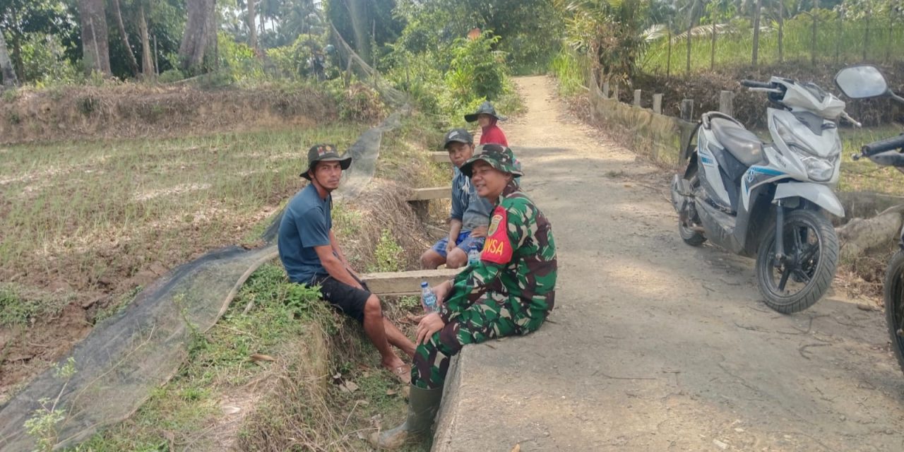 Babinsa Serda Wiwin Sugiarto Jalin Komsos Bersama Masyarakat Desa Payo Lebar