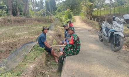 Babinsa Serda Wiwin Sugiarto Jalin Komsos Bersama Masyarakat Desa Payo Lebar