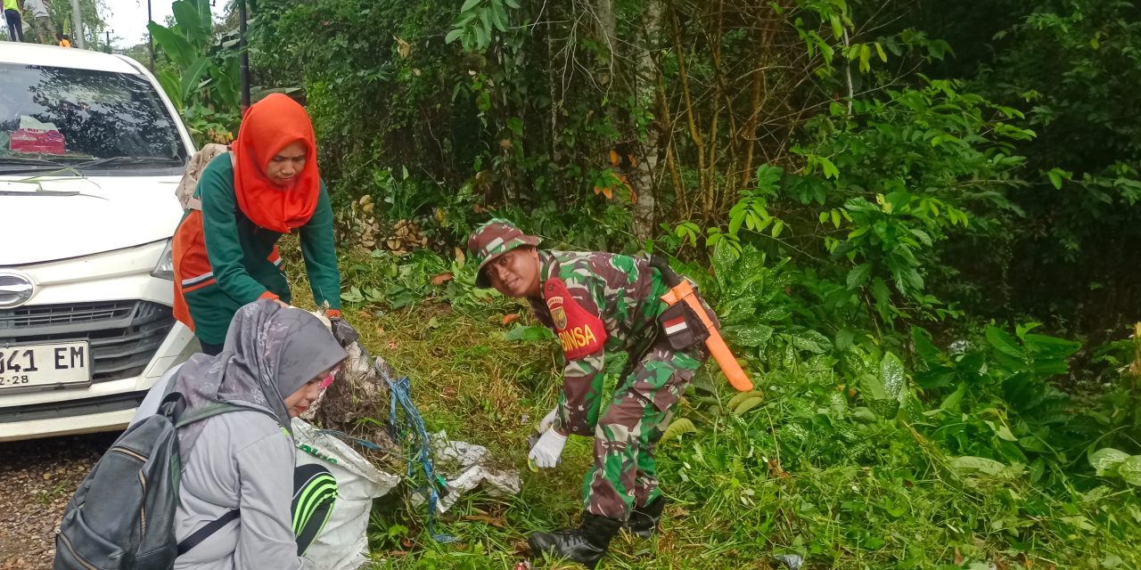 Bersama Warga Babinsa Ikut Bergotong Royong