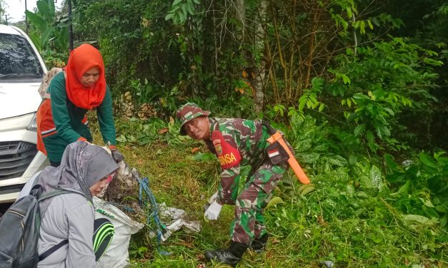 Bersama Warga Babinsa Ikut Bergotong Royong