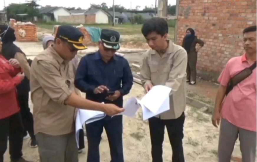 Kepala Dinas Perkim Muaro Jambi, Evi Sahrul Turun ke Lokasi Perumahan Mentari Residence 2 di Desa Talang Belido