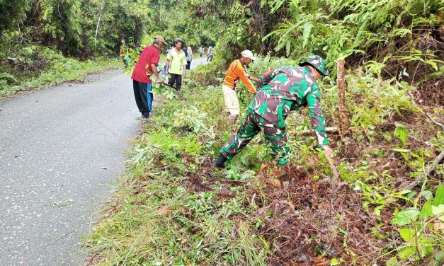 Babinsa Bersama Warga Gotong Royong Bersihkan Lingkungan