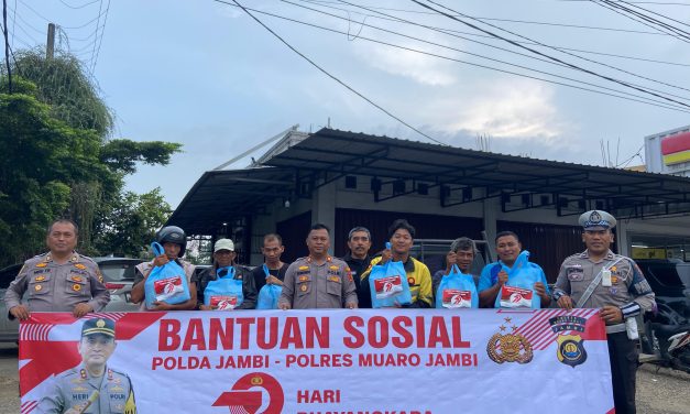 Polres Muaro Jambi Salurkan 50 Paket Sembako Untuk Warga Kurang Mampu Dalam Rangka Hari Bhayangkara ke-79