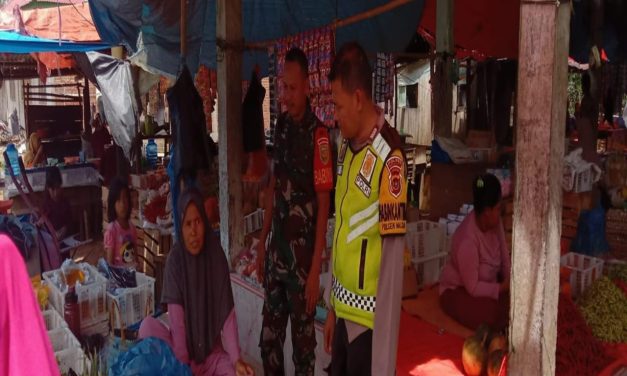 Babinsa dan Bhabinkamtibmas Sambangi Pasar Tradisional, Dengarkan Aspirasi Warga