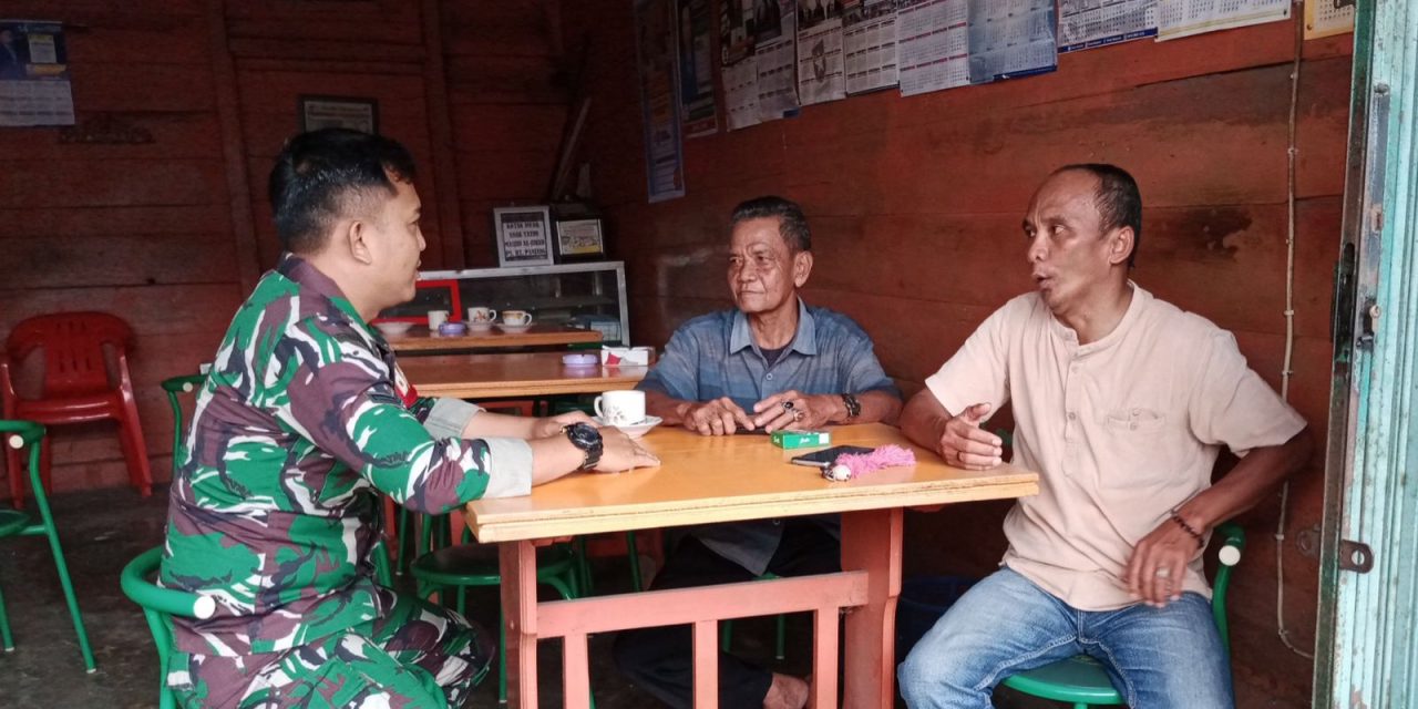 Pererat Sinergi, Babinsa Serda Roby Guswara Ajak Warga Jaga Keamanan Lewat Komsos di Tabir