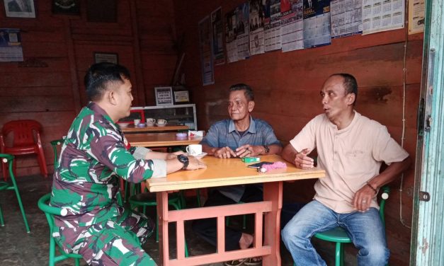 Pererat Sinergi, Babinsa Serda Roby Guswara Ajak Warga Jaga Keamanan Lewat Komsos di Tabir