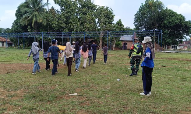 Dukungan Babinsa Koramil 420-03/Pauh dalam Latihan Pengibaran Bendera MTQ ke XIII di Desa Lubuk Kepayang