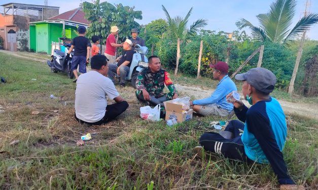 Babinsa Koramil Bersama Warga Bersihkan Lapangan Bola di Sungai Merah