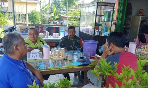 Lewat Komsos, Babinsa Ajak Warga Jaga Kamtibmas di Desa Bernai Luar