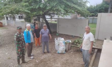 Demi Kebersihan Rumah Ibadah, Laksanakan Gotong Royong Wujud Sinergi TNI dan Warga